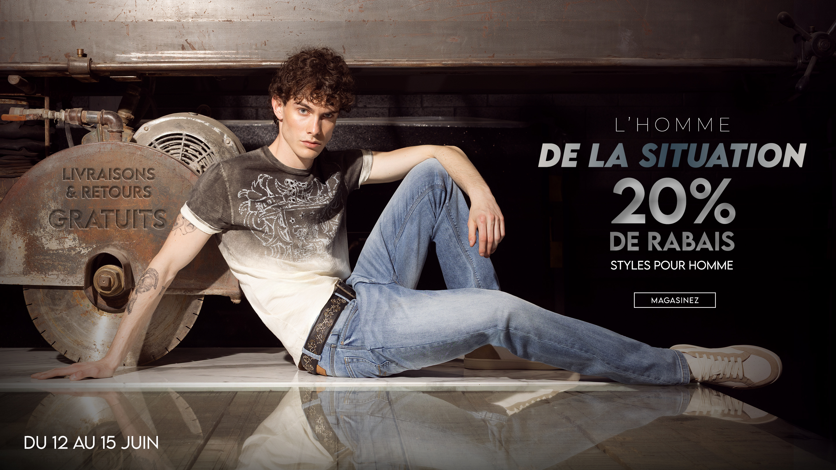 jeune homme attirant qui porte un chandail bleu avec une paire de jeans en denim pale et un ceinture grise. Texte descriptif Bleu Estival. Nouveaux Jeans Pour l'été.