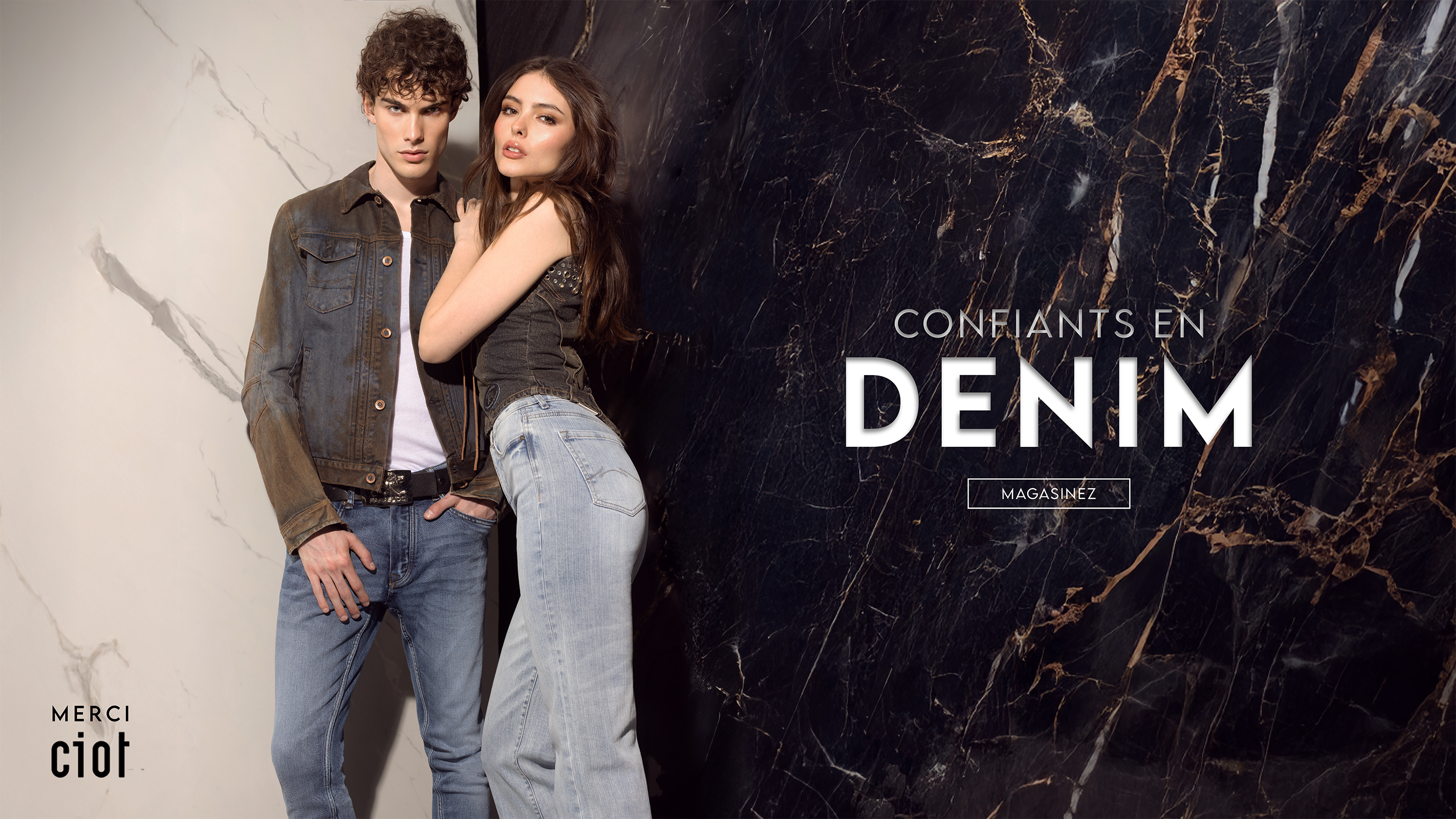 Homme et femme portant des jeans en denim en lavage pale et des chandails archive des années 90. Découvrez les denims tendance pour homme et femme