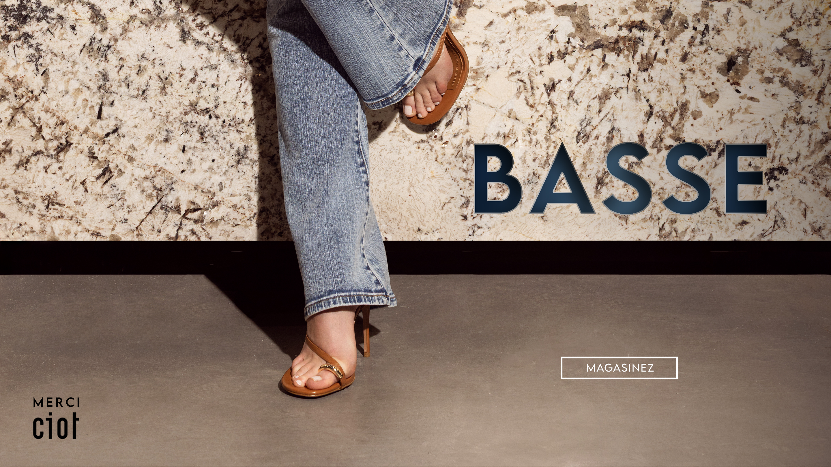 Texte descriptif: Basse. Femme portant des jeans évasé bleu pale et talons brun.
