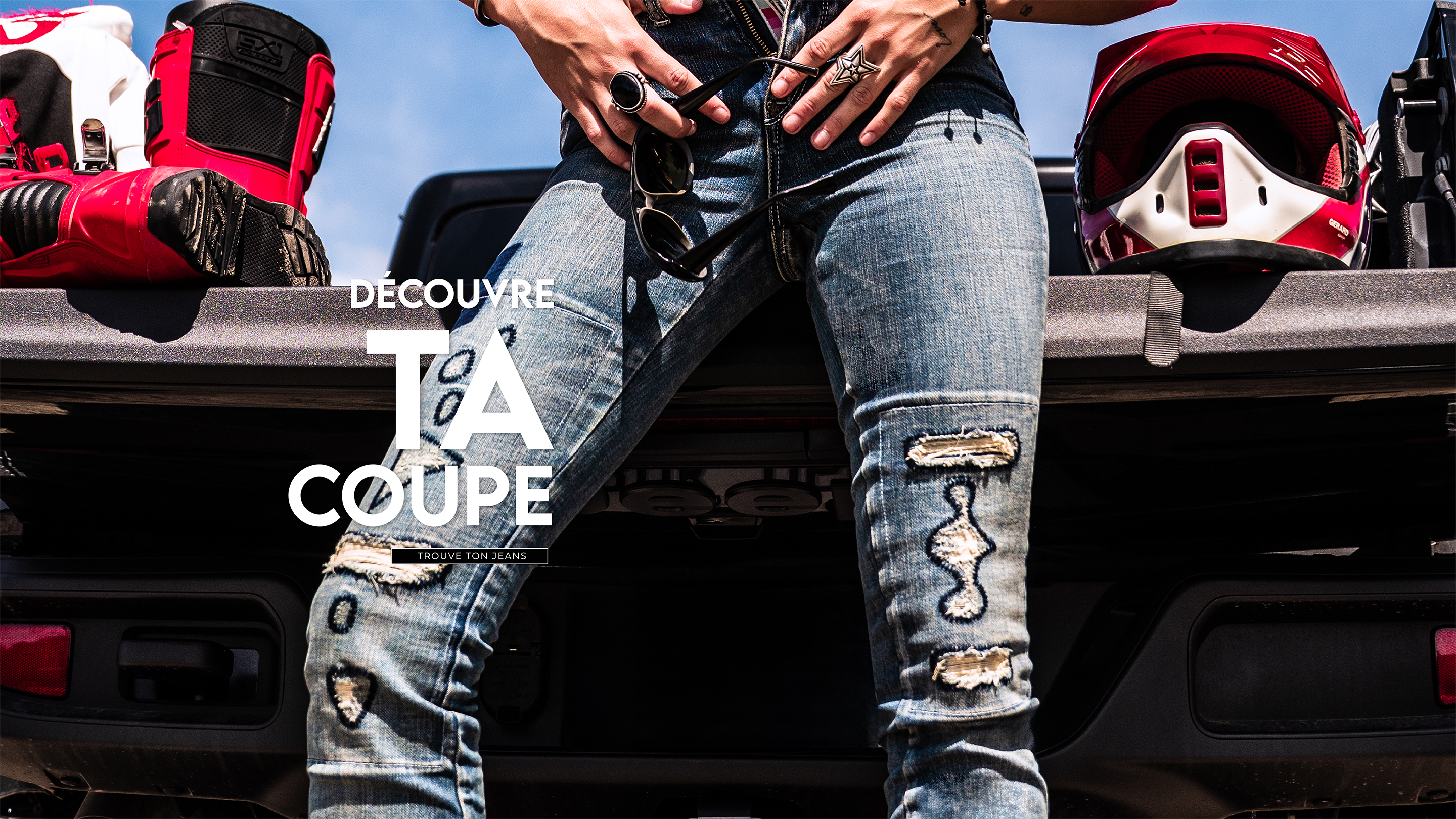 Grande bannière divisée en trois sections, 2/3. présentant différents styles de jeans pour hommes. Texte sur l’image : « Trouve ta coupe ». Invitation à découvrir nos différentes coupes de jeans pour homme.