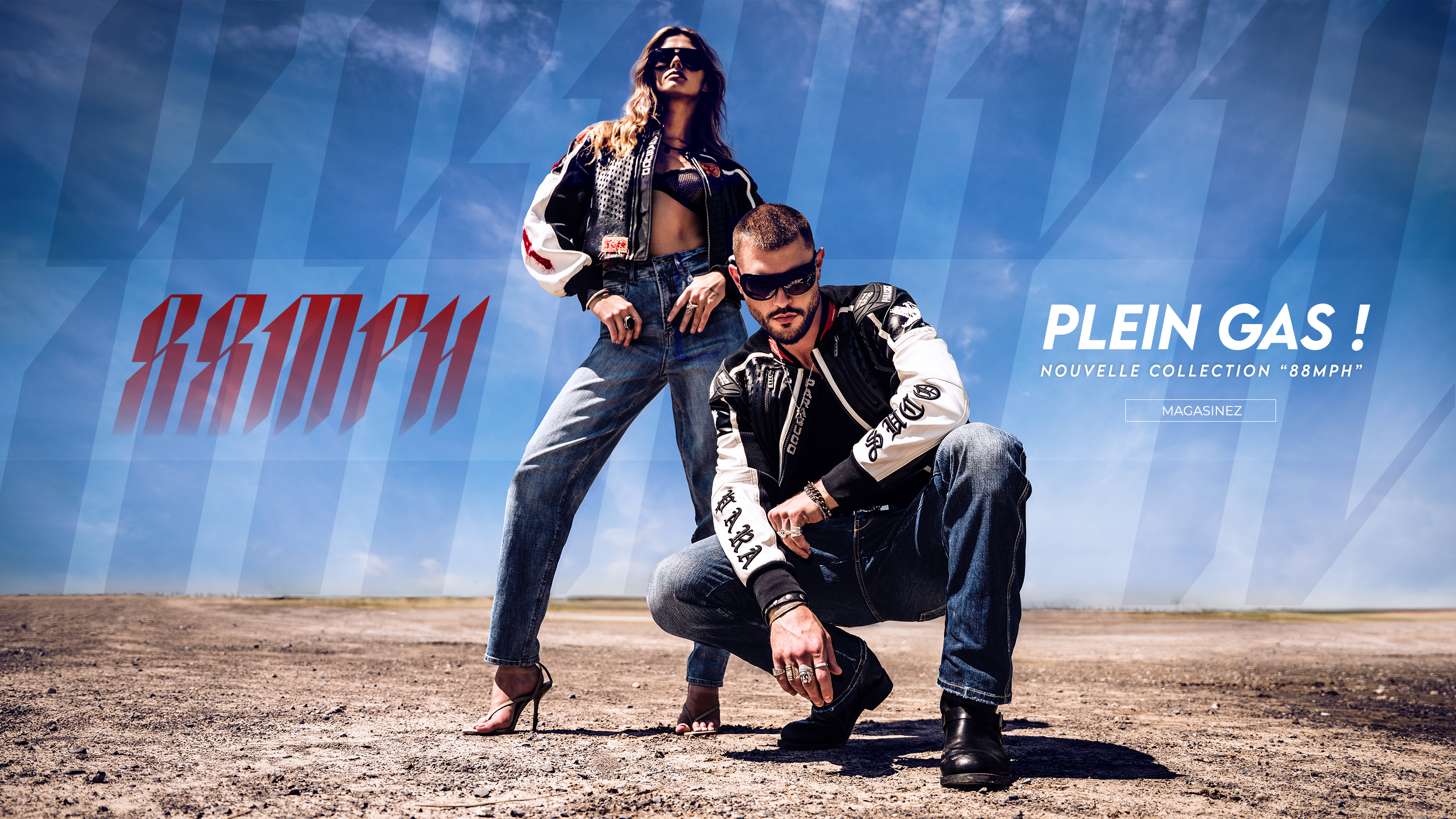 Un homme avec des tatouages sur les bras, portant un débardeur graphique noir, un short en jean, et des bottes en cuir noires, est debout et tient un casque rouge et noir. À côté de lui, un homme à l'apparence identique, avec des tatouages sur les bras, est assis à l'arrière d'un pick-up noir avec de gros pneus et une boîte à outils rouge. La benne du camion est chargée de pneus de secours et de matériel. L'arrière-plan est un chemin de terre avec des arbres et une clôture en bois. Le texte « DROIT AUX JORTS » est superposé à l'image avec un bouton « MAGASINEZ » en dessous.